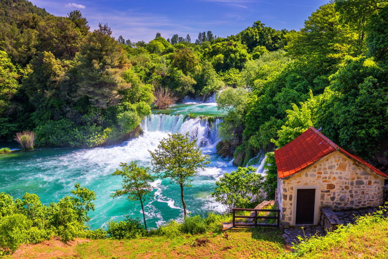 LE PARC NATIONAL KRKA: Chutes, lacs et îlot dans un paysage karstique
