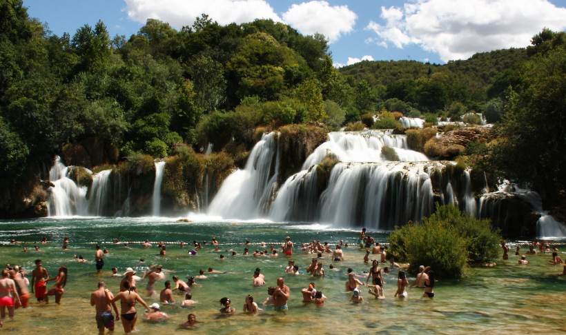 LE PARC NATIONAL KRKA: Chutes, lacs et îlot dans un paysage karstique