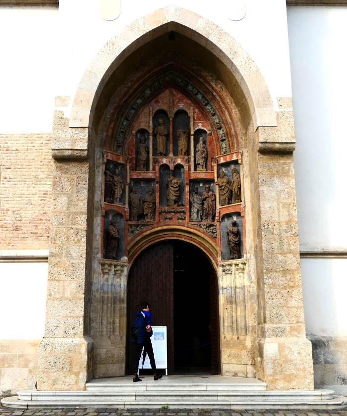 L’Église Saint Marc a Zagreb – portail avec les sculptures gothiques