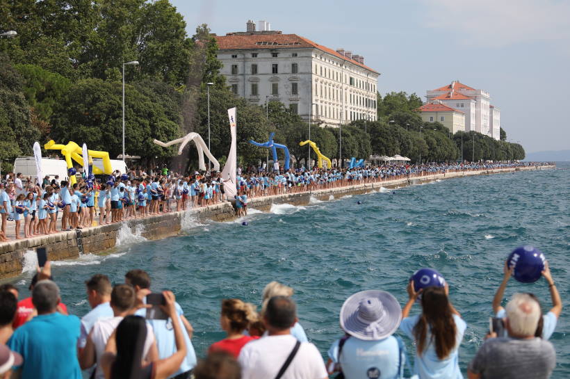 PRIZOR ZA PAMĆENJE: Sa zadarske rive 3.000 ljudi skakalo za djecu s teškoćama u razvoju - dm millennium jump