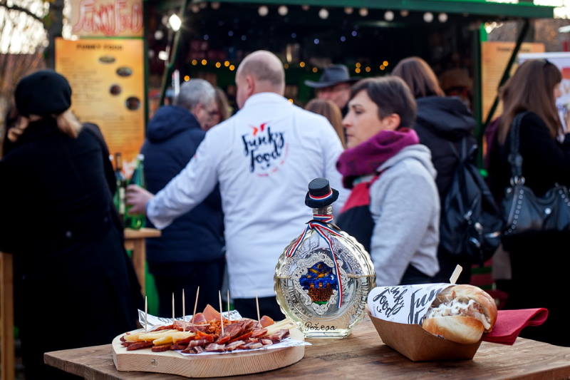 STREET FOOD NA SLAVONSKI NAČIN: Čvarci iz okolice Požege pravi su hit na Adventu u Zagrebu!