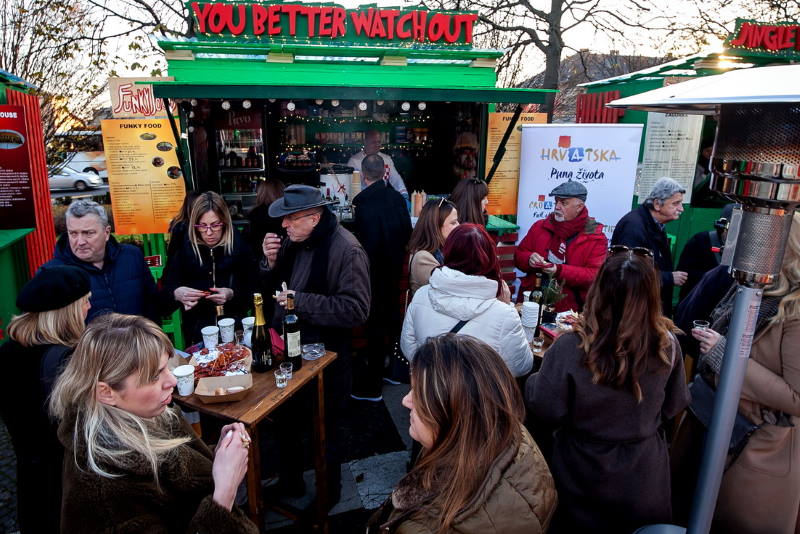 STREET FOOD NA SLAVONSKI NAČIN: Čvarci iz okolice Požege pravi su hit na Adventu u Zagrebu!