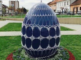 Križevci - Large Easter egg with tatted lace