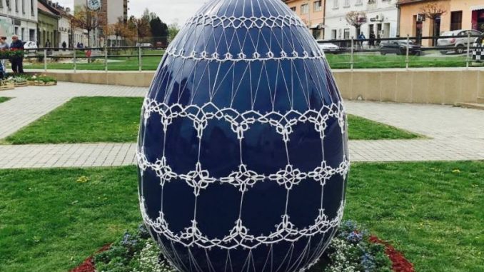 Križevci - Large Easter egg with tatted lace Križevci - Large Easter egg with tatted lace