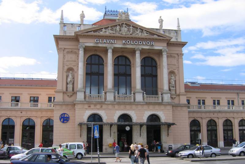 Magnifique bâtiment de la Gare principale de Zagreb – invitation au voyage