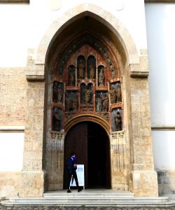 L’Église Saint Marc a Zagreb – portail avec les sculptures gothiques