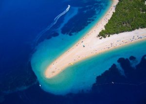 Vogue a proposé : huit plus belles plages en Croatie à découvrir - La plage du Zlatni Rat