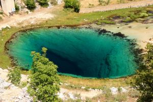 Défi pour les aventuriers : source de Cetina au milieu du paysage karstique