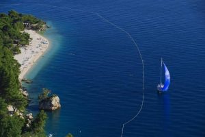Vogue a proposé : huit plus belles plages en Croatie à découvrir - La plage de Punta Rata à Brela