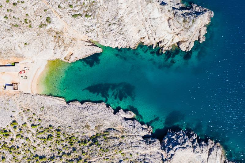 Duboka draga – merveilleuse plage de galets, rêve pour les amoureux de la nature et de la solitude