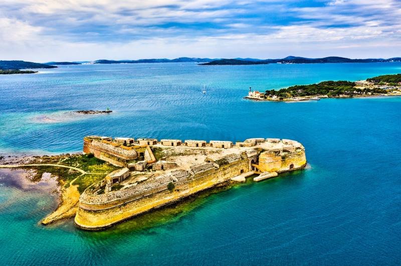 Forteresse St. Nicolas à Šibenik – impressionnante forteresse marine protégée par l’UNESCO