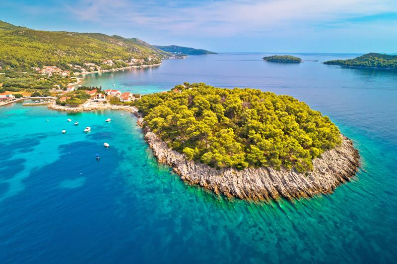 Prižba – petit village au sud de l'île de Korčula, avec la vue sur la mer ouverte
