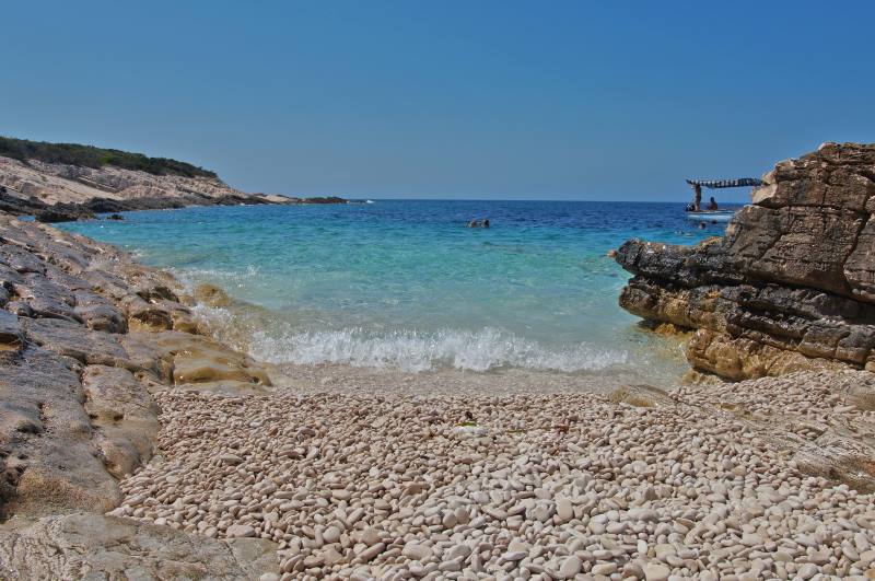 Plage sur l’îlot Proizd pas loin de Vela Luka