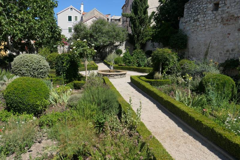 Jardin botanique médiéval dans le monastère de Saint-Laurent