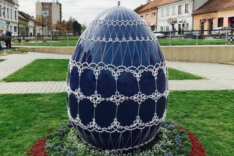 JEDINSTVENA PISANICA: Križevačke čipkarice “obukle” pisanicu u tradicionalnu čunčanu čipku [FOTO]