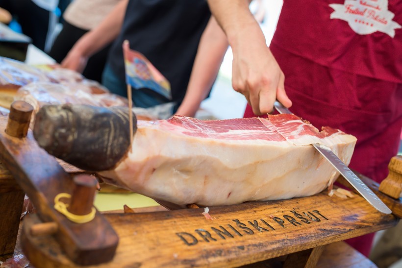 MEĐUNARODNI FESTIVAL PRŠUTA U DRNIŠU: Kušajte deliciju koju obožava i engleska kraljica
