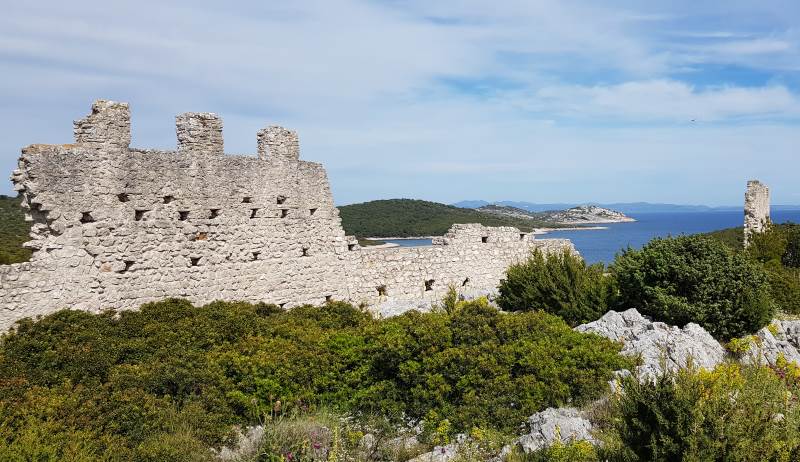 ZNAMENITOST OTOKA ŽIRJA: Kasnoantička utvrda Gradina iz 6. stoljeća [FOTO]
