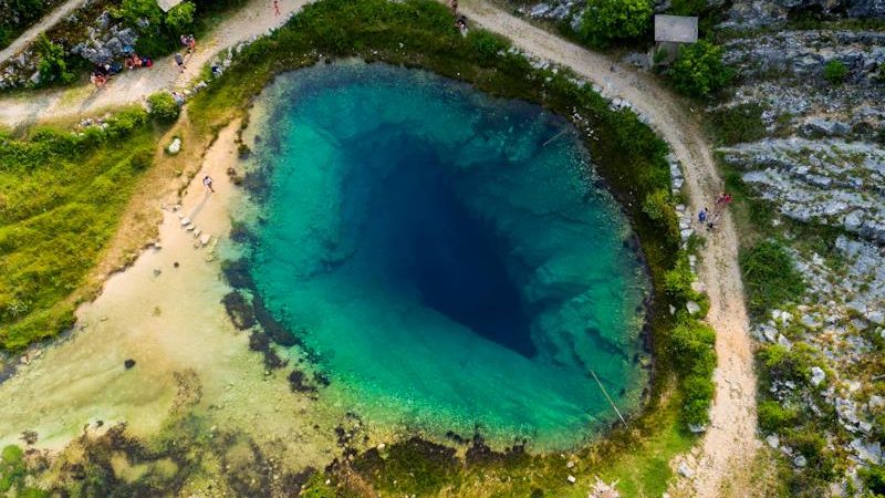 IZVOR CETINE: Modrozeleno zrcalo u surovom dalmatinskom kršu [FOTO & VIDEO]