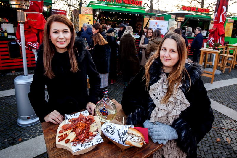 STREET FOOD NA SLAVONSKI NAČIN: Čvarci iz okolice Požege pravi su hit na Adventu u Zagrebu!