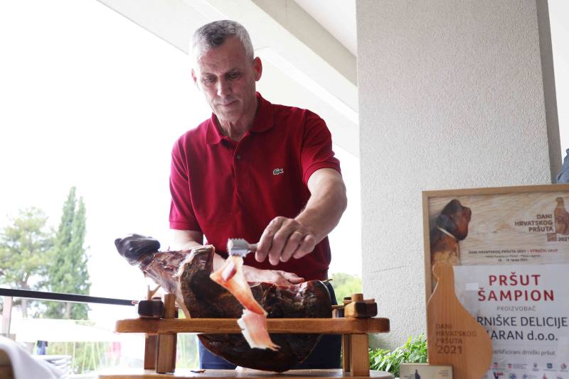 Najbolji pršut u Hrvatskoj proizvodi Zoran Ćevid iz Drniša!
