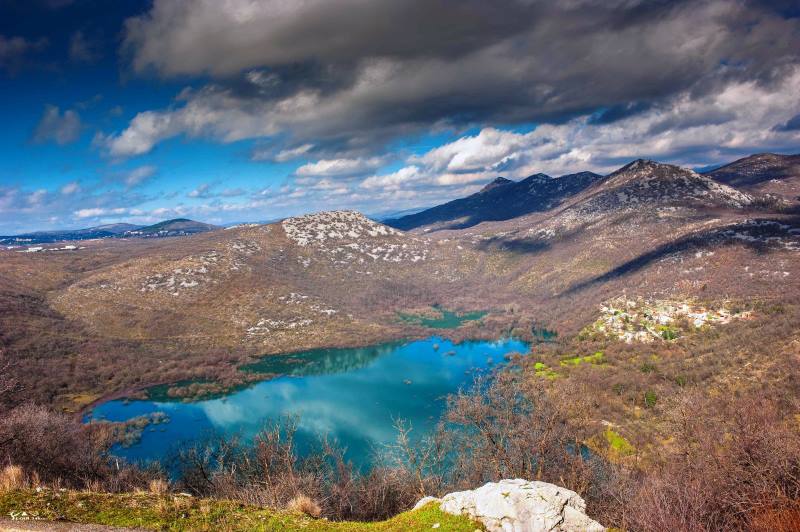 Lago paradisiaco di Ponikve nei dintorni di Buccari