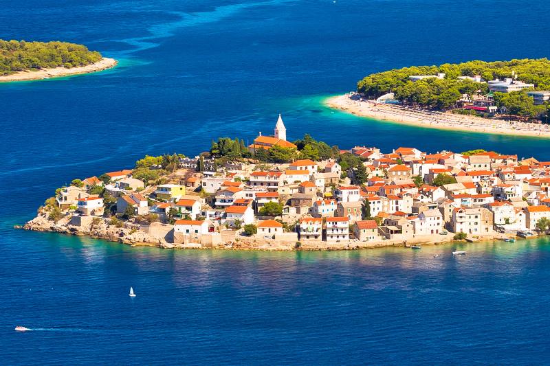Primošten – piccolo gioello marino con paesaggi affascinanti, paradiso per gli edonisti