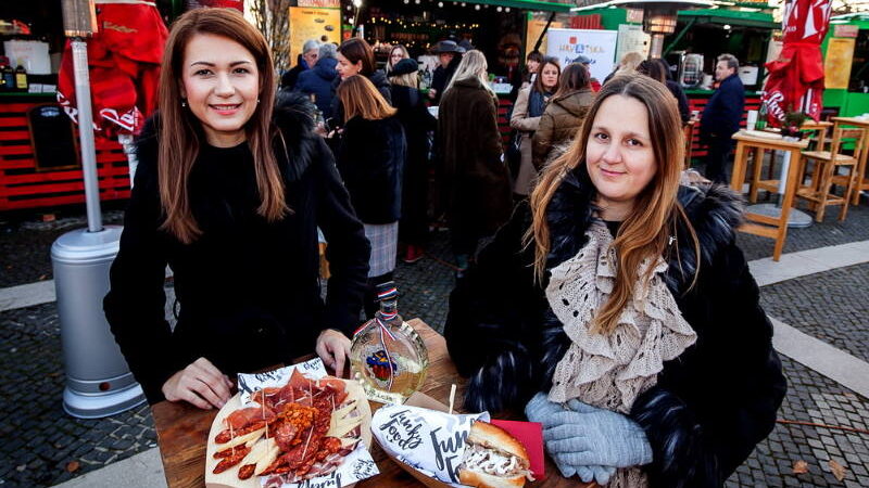 STREET FOOD NA SLAVONSKI NAČIN: Čvarci iz okolice Požege pravi su hit na Adventu u Zagrebu!