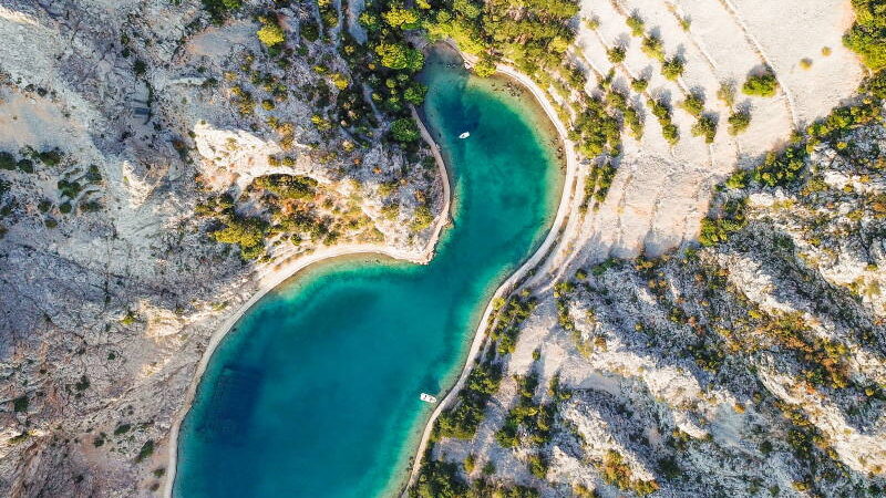 Baie Zavratnica : lieu mythique – mer, montagne, épave à explorer