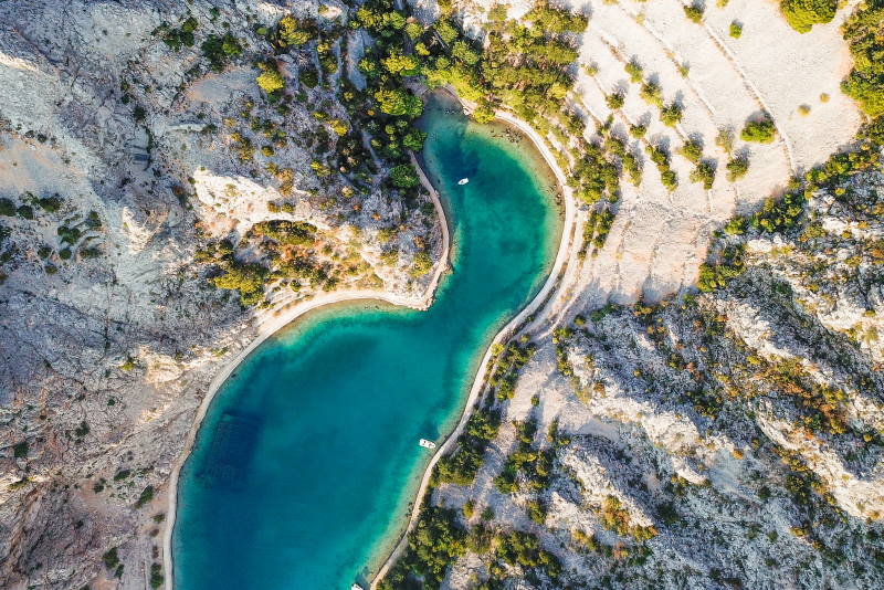 Baie Zavratnica : lieu mythique – mer, montagne, épave à explorer