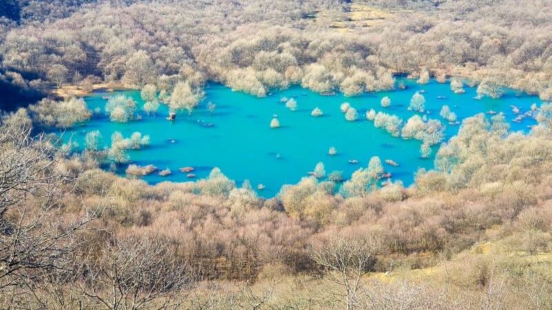 Lago paradisiaco di Ponikve nei dintorni di Buccari