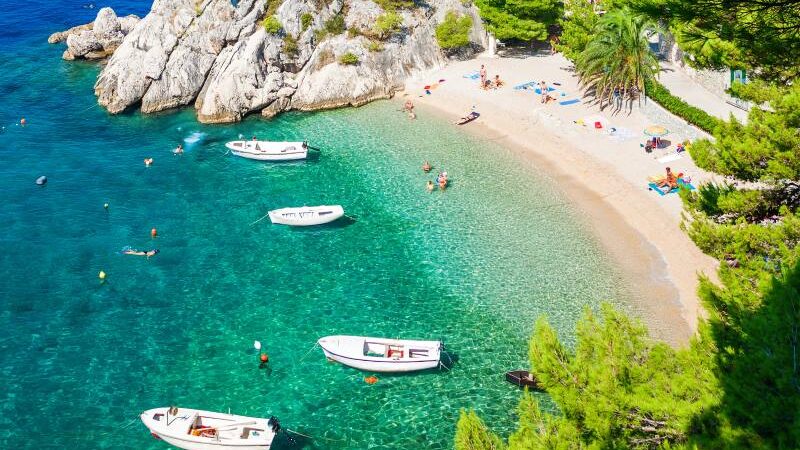 Plaža Podrače u Brelima – jedna od najfotografiranijih plaža u Hrvatskoj [FOTO & VIDEO]