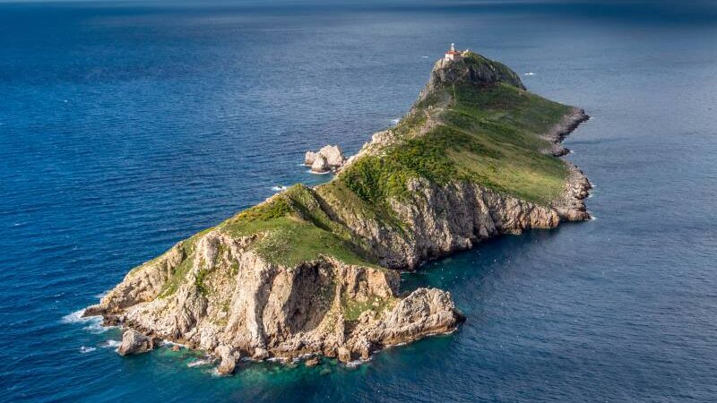 Palagruža – isola mitica croata con un irresistibile faro romantico