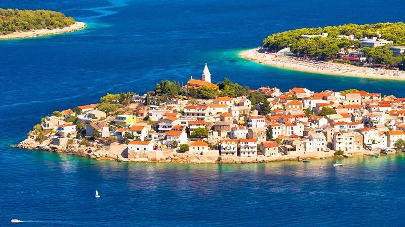 Primošten – piccolo gioello marino con paesaggi affascinanti, paradiso per gli edonisti