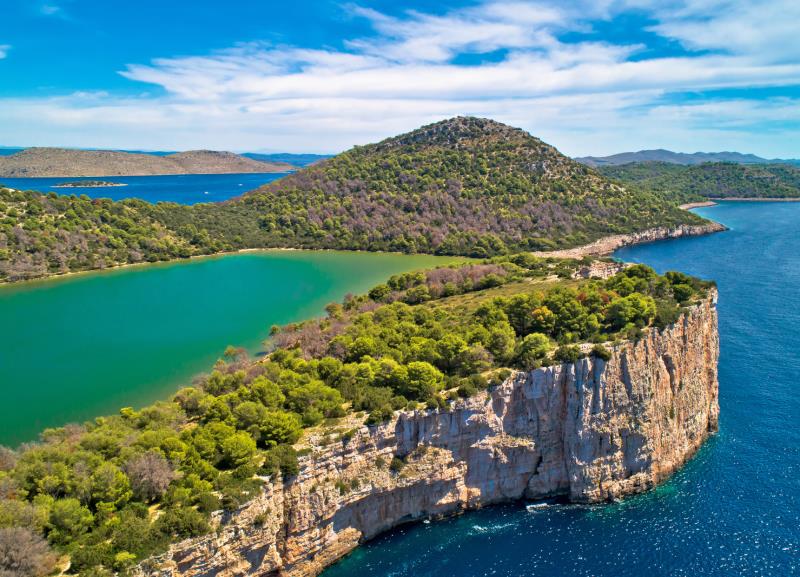 Lake Mir is located in the Telašćica Nature Park on Dugi Otok, more precisely, in its western part